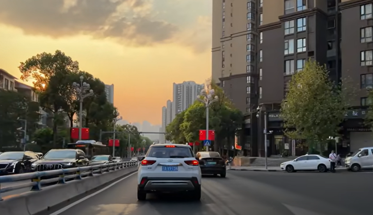 Din altă lume! Megaorașul din China despre care nu vorbește nimeni, dar e la nivel de Shanghai și Beijing » Stadionul se încadrează în peisajul futurist