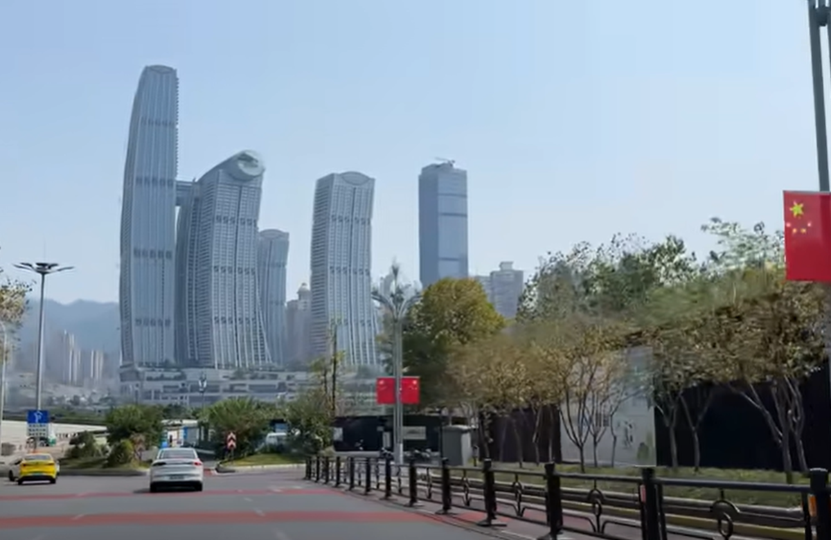 Din altă lume! Megaorașul din China despre care nu vorbește nimeni, dar e la nivel de Shanghai și Beijing » Stadionul se încadrează în peisajul futurist