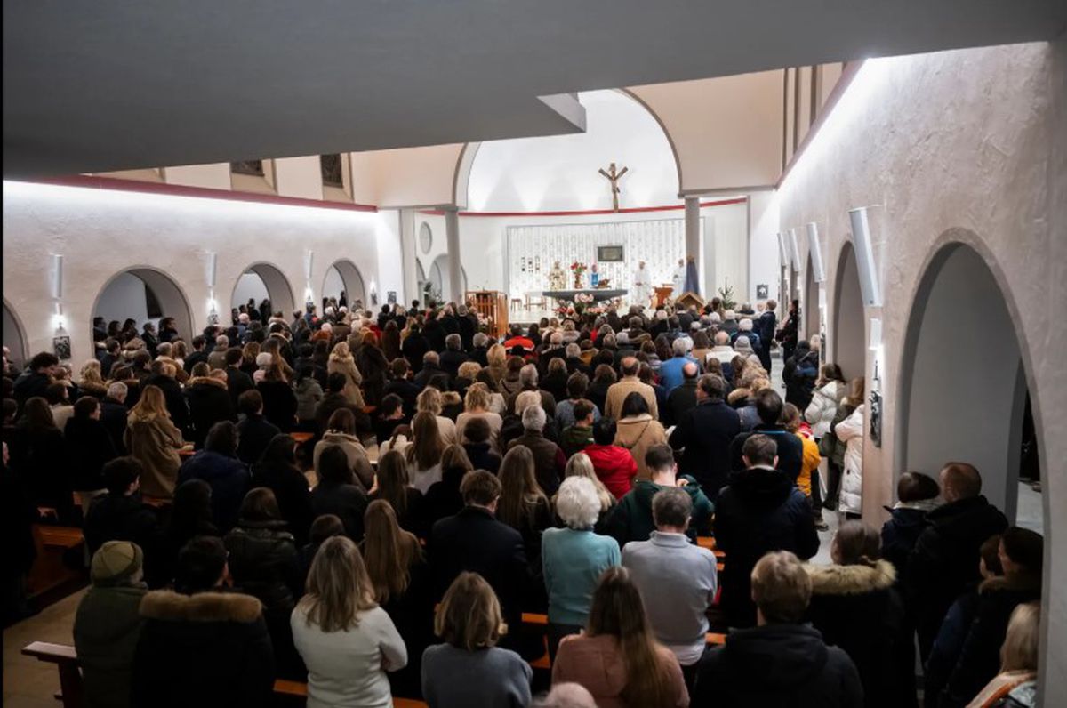 Flori și candele aprinse în memoria victimelor tragediei din Crans Montana