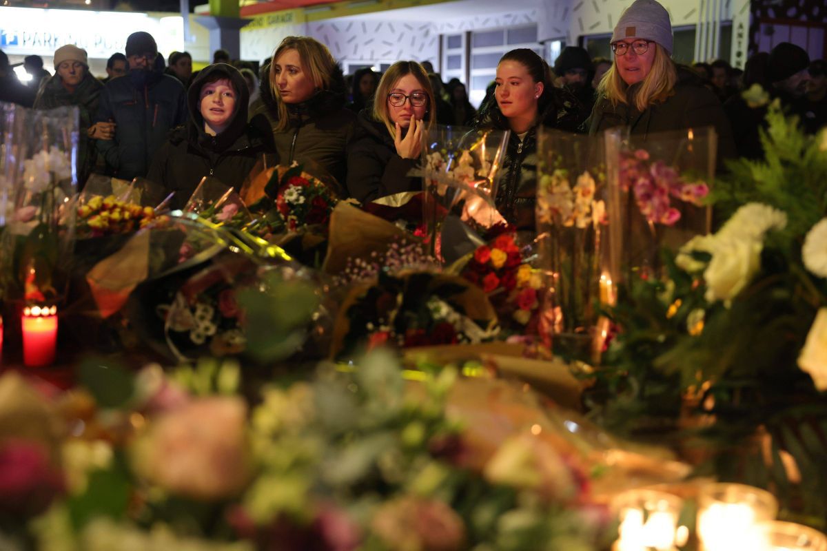 Flori și candele aprinse în memoria victimelor tragediei din Crans Montana