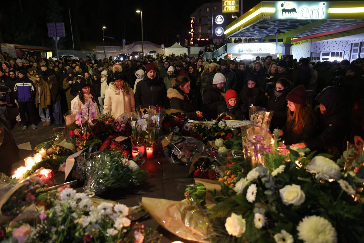 Flori și candele aprinse în memoria victimelor tragediei din Crans Montana