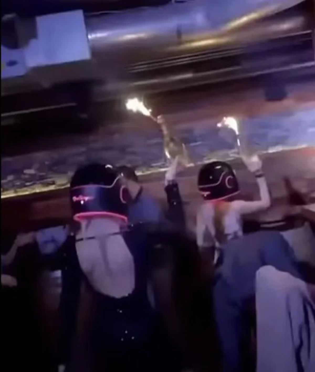 Flori și candele aprinse în memoria victimelor tragediei din Crans Montana