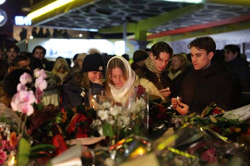 FOTO Rugăciuni, flori și lacrimi în Crans-Montana după tragedia de Anul Nou » 80 de răniți, în stare critică + A apărut și instantaneul în care ia foc barul de la artificii