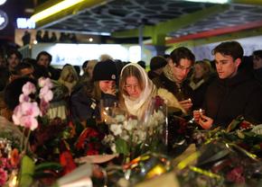 Rugăciuni, flori și lacrimi în Crans-Montana după tragedia de Anul Nou » 80 de răniți, în stare critică + A apărut și instantaneul în care ia foc barul de la artificii