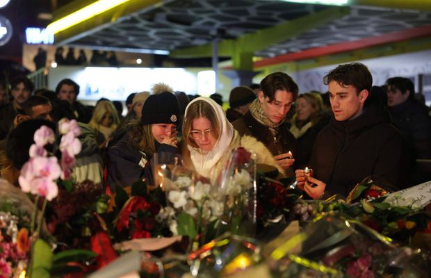 Rugăciuni, flori și lacrimi în Crans-Montana după tragedia de Anul Nou » 80 de răniți, în stare critică + A apărut și instantaneul în care ia foc barul de la artificii