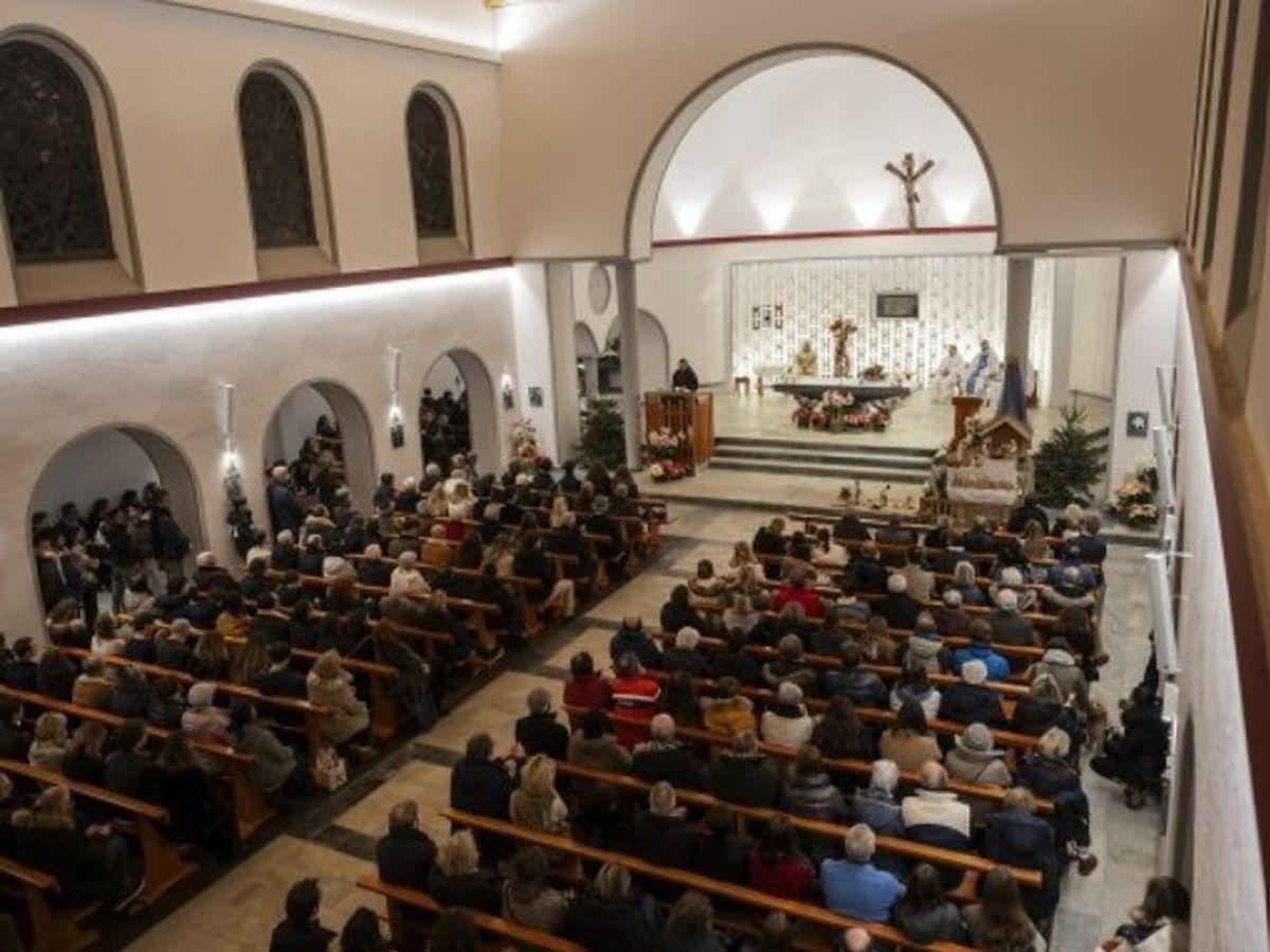 Flori și candele aprinse în memoria victimelor tragediei din Crans Montana