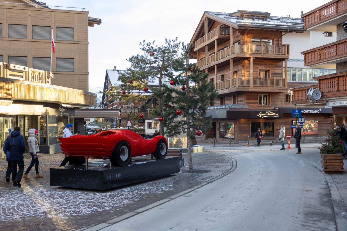 Flori și candele aprinse în memoria victimelor tragediei din Crans Montana