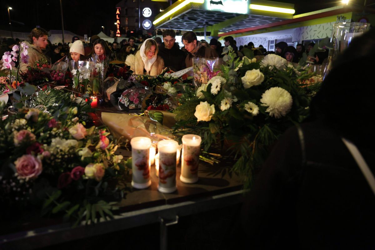 Flori și candele aprinse în memoria victimelor tragediei din Crans Montana