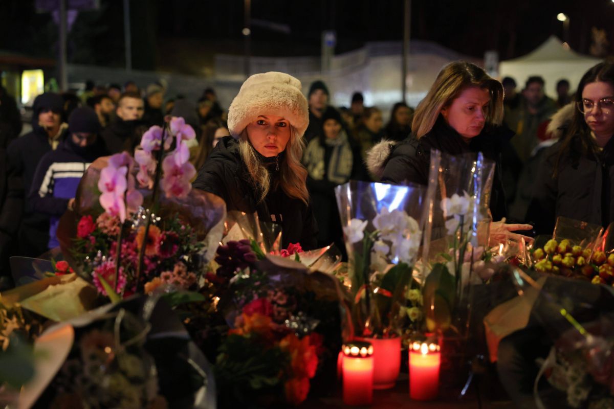 Flori și candele aprinse în memoria victimelor tragediei din Crans Montana