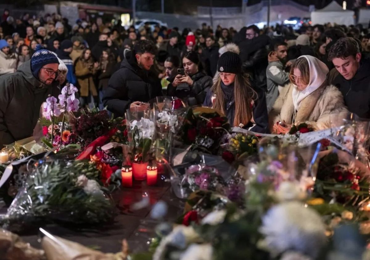 Flori și candele aprinse în memoria victimelor tragediei din Crans Montana