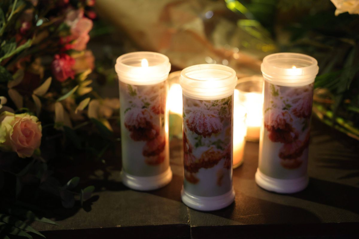 Flori și candele aprinse în memoria victimelor tragediei din Crans Montana