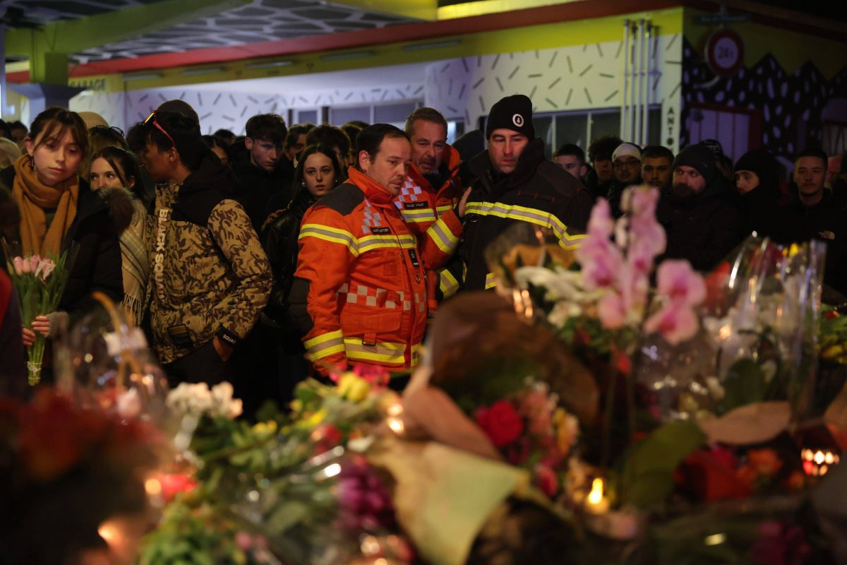 Flori și candele aprinse în memoria victimelor tragediei din Crans Montana