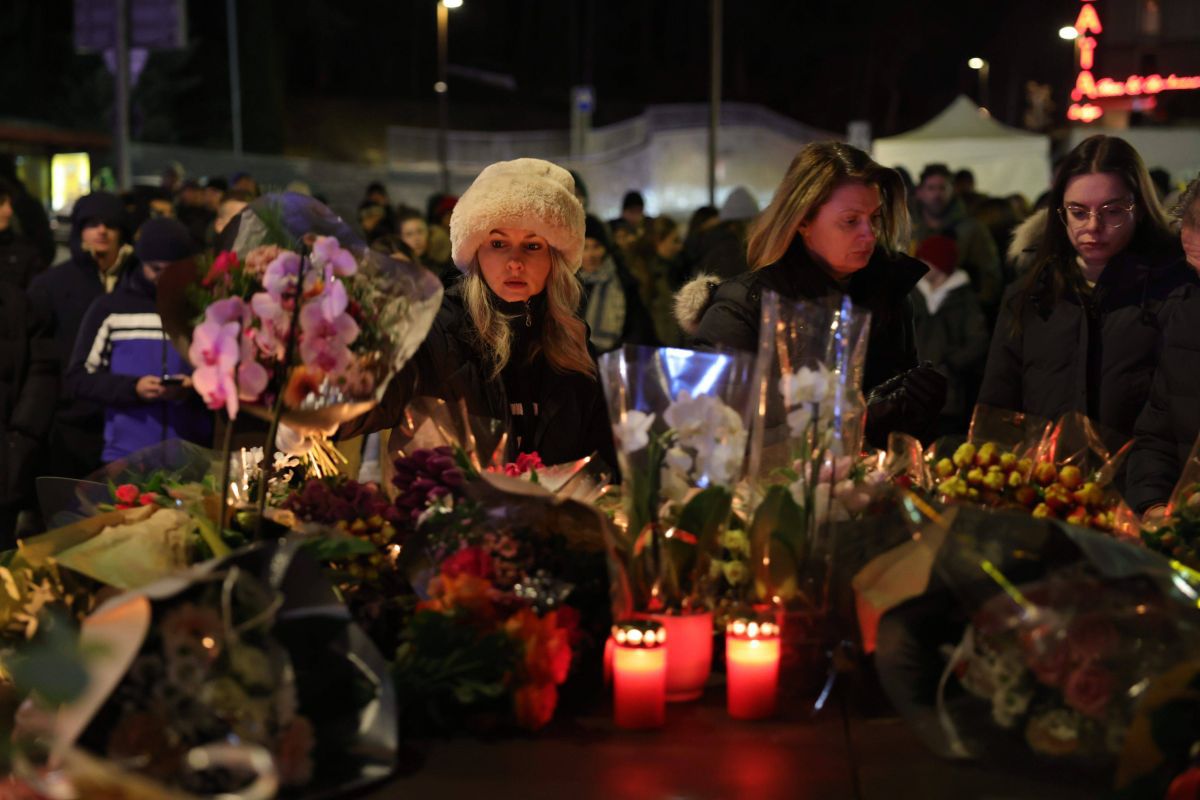 Flori și candele aprinse în memoria victimelor tragediei din Crans Montana