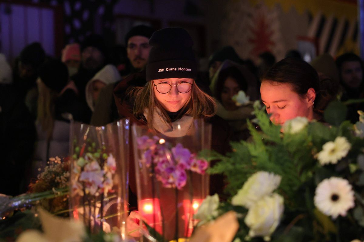 Flori și candele aprinse în memoria victimelor tragediei din Crans Montana