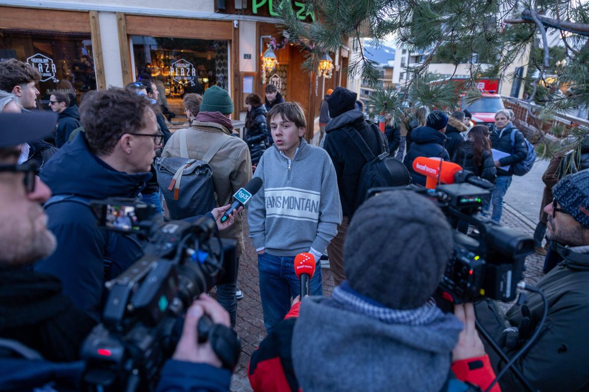 Flori și candele aprinse în memoria victimelor tragediei din Crans Montana