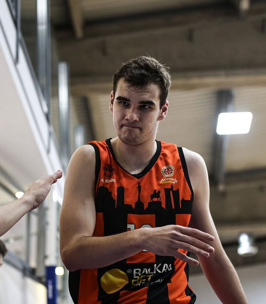 Înaintea duelului direct, adversara lui U-BT Cluj-Napoca a transferat un „uriaș” de 2,22 metri, văzut drept o mare speranță a baschetului din Serbia