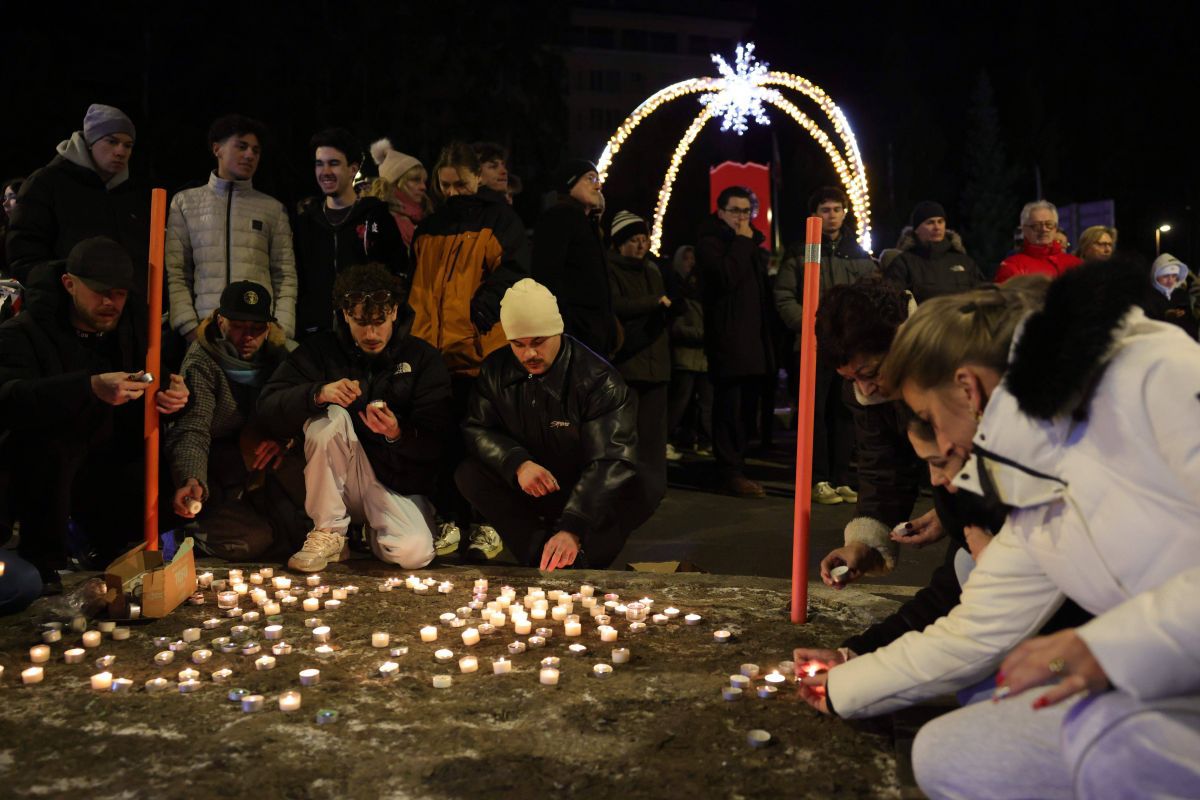 Flori și candele aprinse în memoria victimelor tragediei din Crans Montana