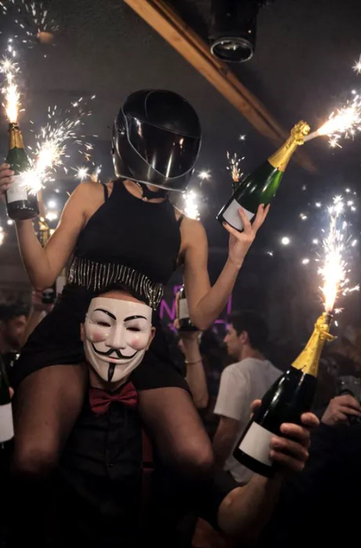 Flori și candele aprinse în memoria victimelor tragediei din Crans Montana