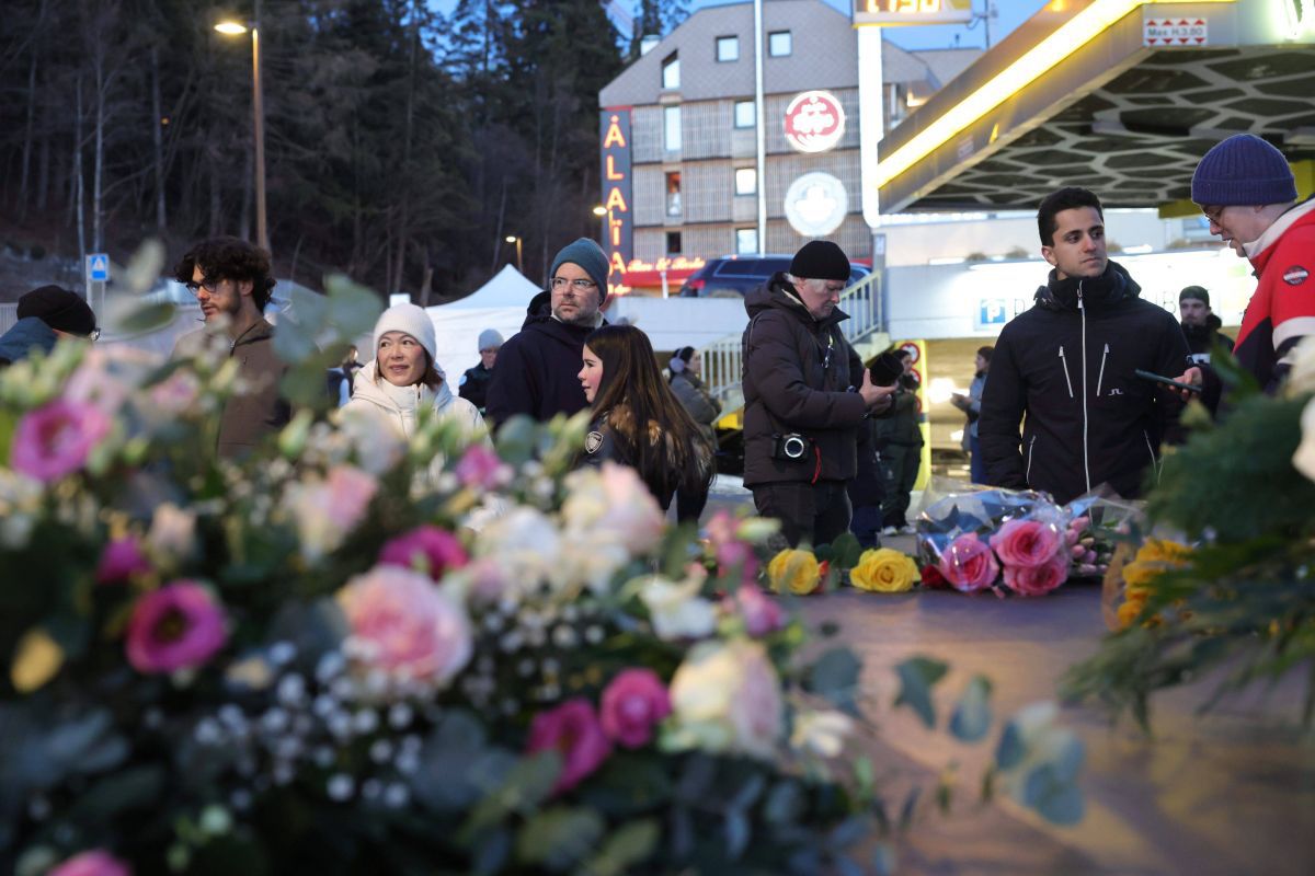 Flori și candele aprinse în memoria victimelor tragediei din Crans Montana