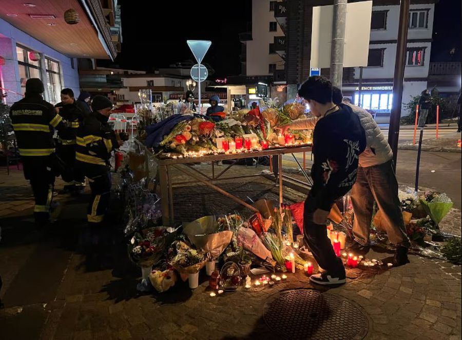 Rugăciuni, flori și lacrimi în Crans-Montana după tragedia de Anul Nou » 80 de răniți, în stare critică + A apărut și instantaneul în care ia foc barul de la artificii