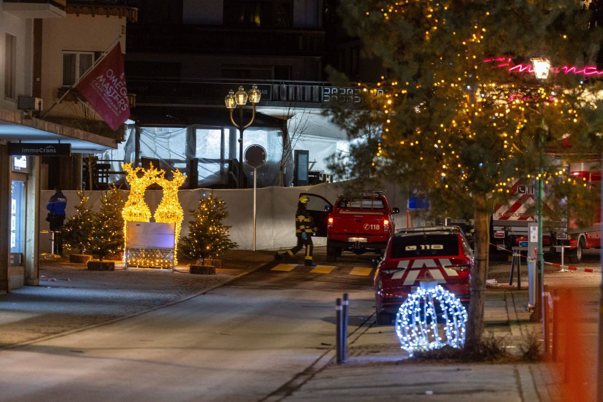 Flori și candele aprinse în memoria victimelor tragediei din Crans Montana