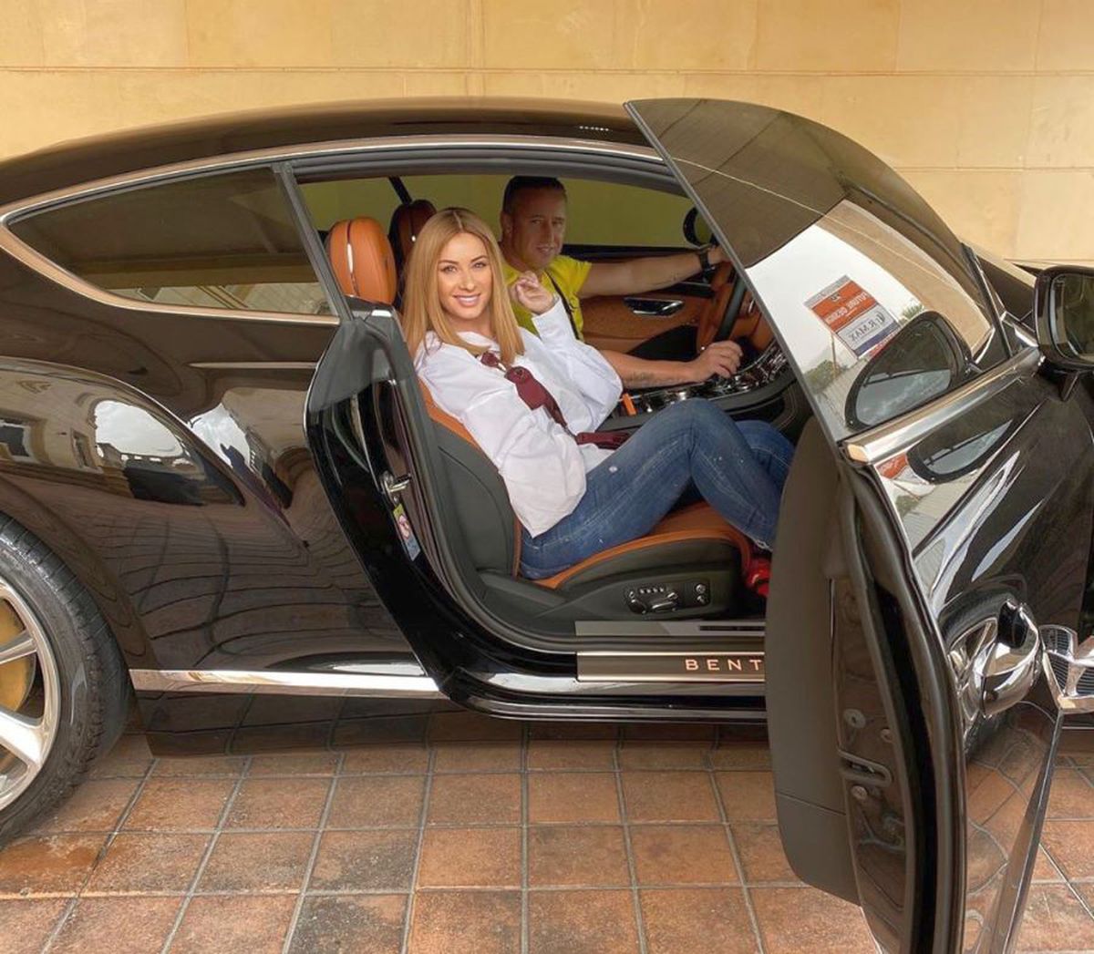 FOTO Anamaria Prodan, sufletul petrecerii, în absența lui Laurențiu Reghecampf! S-a pozat în brațele unui fost antrenor din Liga 1