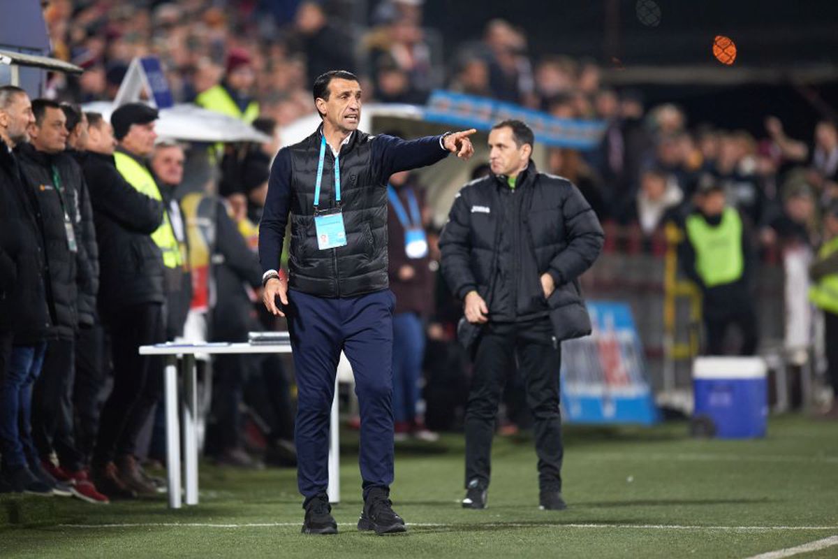 CFR CLUJ - FCSB // Bogdan Vintilă, idee revoluționară în derby: sistem cu 3 fundași centrali pus în practică după pauză