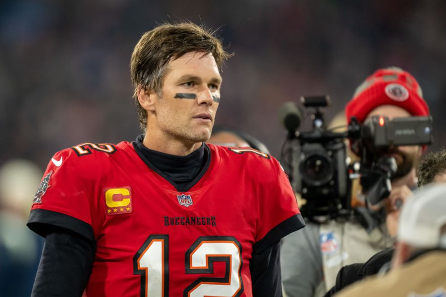 Legendarul Tom Brady (45 de ani) se retrage din activitate după 23 de sezoane și 7 titluri câștigate în NFL. Are viitorul asigurat, cel mai mare contract de analist TV din istoria sportului. Tom Brady va avea un salariu COLOSAL după retragere » Cel mai mare contract de analist TV din istorie: câștigă de 800 de ori mai mult decât Ilie Dumitrescu