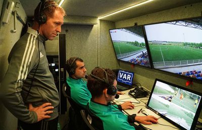 Fostul decar al naționalei crede că una dintre candidatele la titlu este „lucrată” cu VAR-ul: „Ori nu știu, ori sunt rău intenționați!”