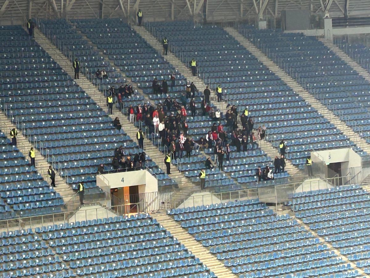 Ca la ei, la nimeni! Scene caraghioase pe „Oblemenco”: Dinamo, încurajată de 4 galerii! În total, 200 de fani!