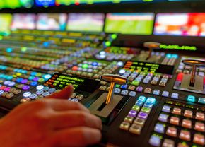 Deținătorul drepturilor TV din Superliga vrea să dea o lovitură majoră pe piața telecomunicațiilor din România!