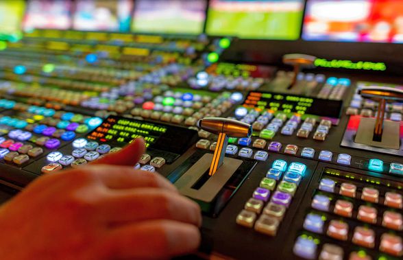 Deținătorul drepturilor TV din Superliga vrea să dea o lovitură majoră pe piața telecomunicațiilor din România!