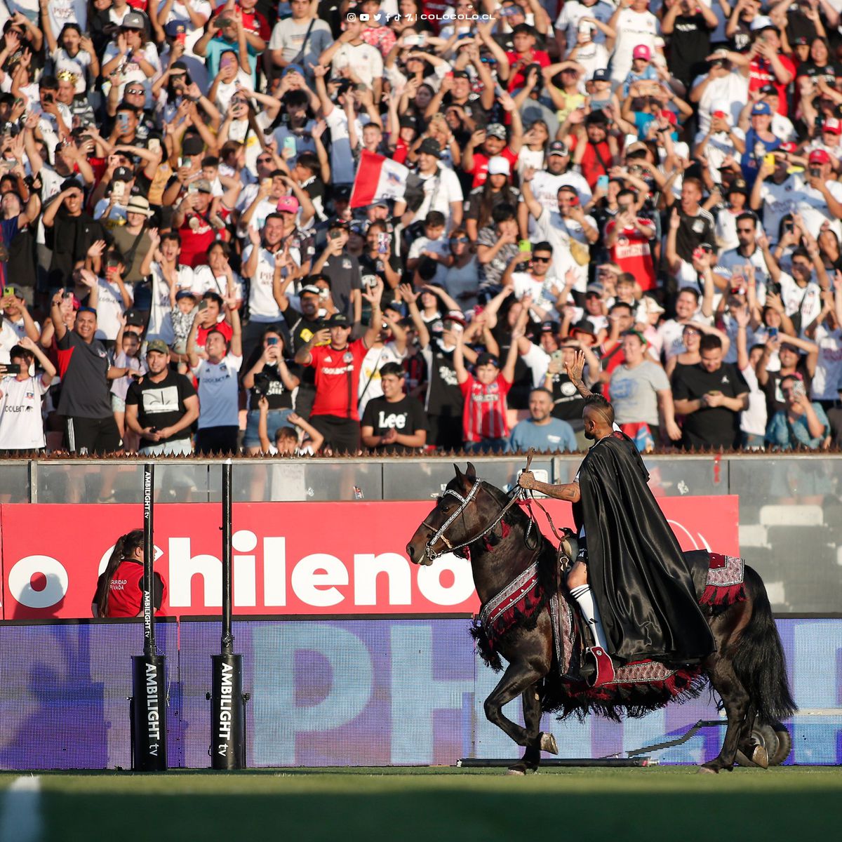 Prezentare spectaculoasă a fostului jucător de la Barcelona! A venit cu elicopterul la stadion și s-a costumat în rege