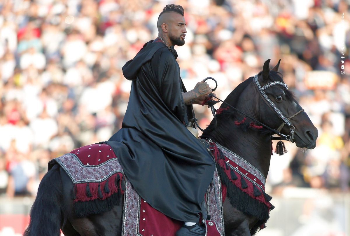 Prezentare spectaculoasă a fostului jucător de la Barcelona! A venit cu elicopterul la stadion și s-a costumat în rege