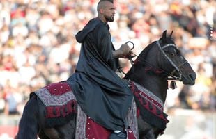 Prezentare spectaculoasă a fostului jucător de la Barcelona! A venit cu elicopterul la stadion și s-a costumat în rege