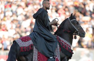 Prezentare spectaculoasă a fostului jucător de la Barcelona! A venit cu elicopterul la stadion și s-a costumat în rege