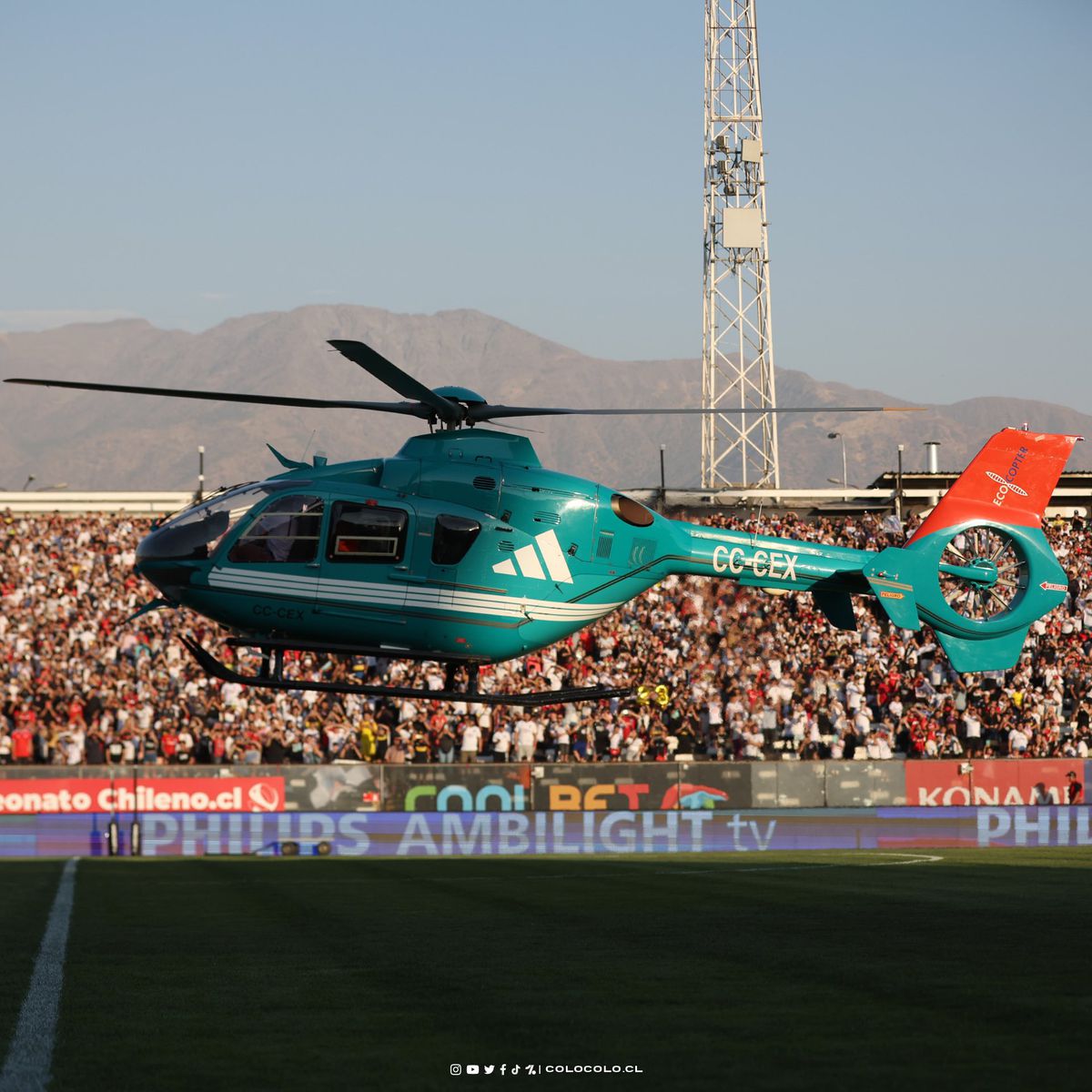 Prezentare spectaculoasă a fostului jucător de la Barcelona! A venit cu elicopterul la stadion și s-a costumat în rege