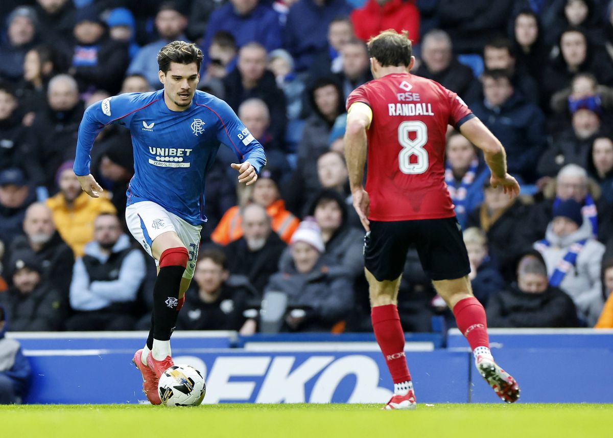 „Sunt hotărâți” » Anunț major privind viitorul lui Ianis Hagi și critici din Regat: „Dispare din joc, parcă își lasă echipa în 10”