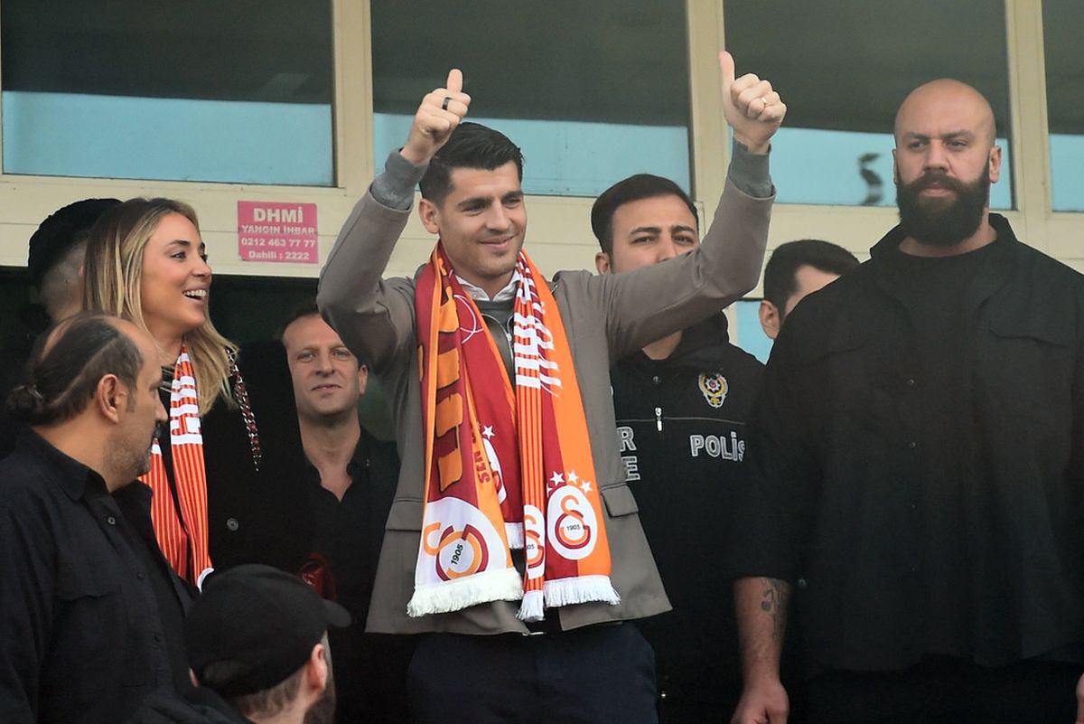 Mii de fani ai lui Galatasaray l-au așteptat pe Alvaro Morata la aeroport