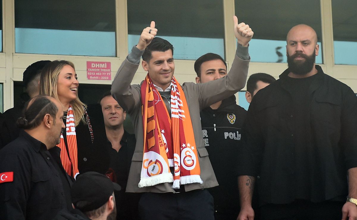 Mii de fani ai lui Galatasaray l-au așteptat pe Alvaro Morata la aeroport