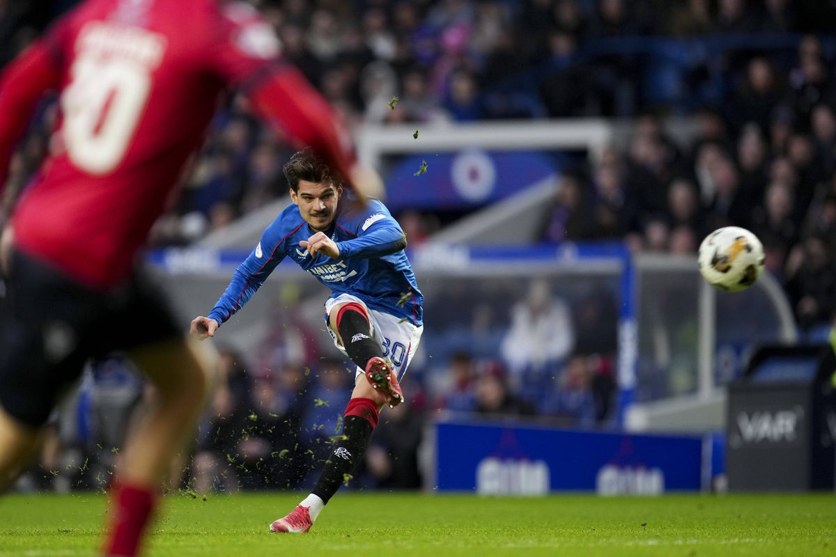 „Sunt hotărâți” » Anunț major privind viitorul lui Ianis Hagi și critici din Regat: „Dispare din joc, parcă își lasă echipa în 10”