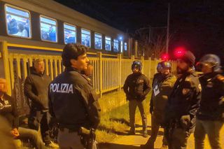 Scandal uriaș după meciul echipei lui Răzvan Sava! 6 persoane au fost rănite