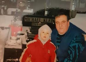 Interviu tulburător cu fratele lui Michael Klein, la 32 de ani de la decesul fostului „tricolor”: „Soția și fiica sunt ahtiate după bani. Își bat joc de numele bietului Mișa”