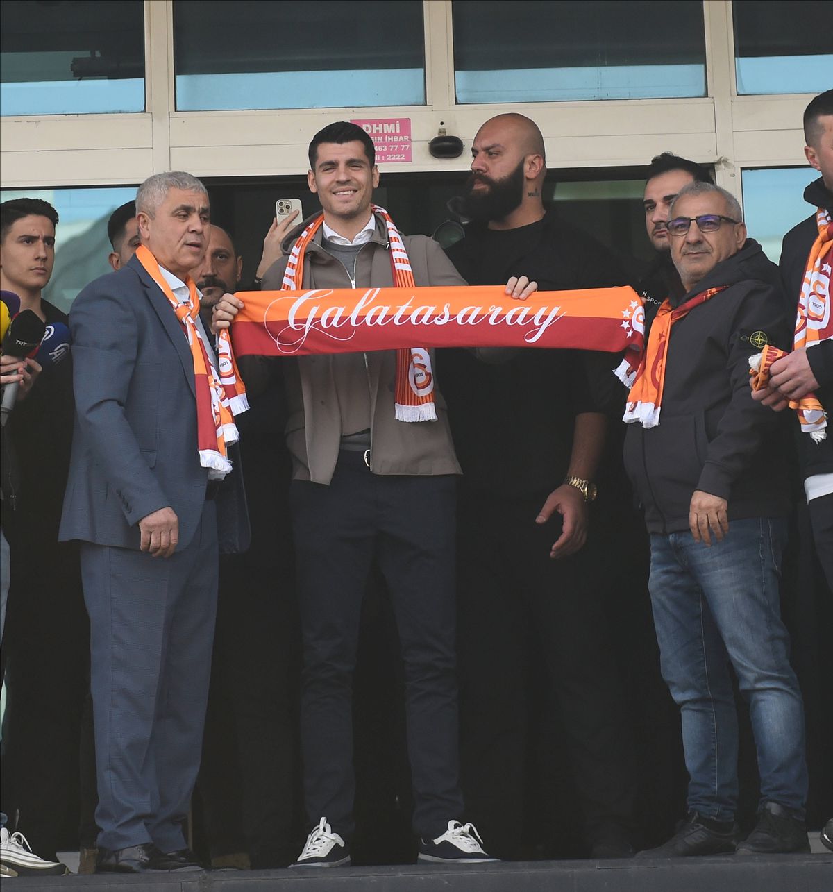 Mii de fani ai lui Galatasaray l-au așteptat pe Alvaro Morata la aeroport