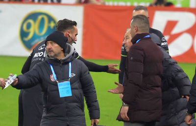 Ce nu s-a văzut la TV în FCSB - CFR Cluj » Nervii lui Dan Petrescu, capriciosul Florin Tănase și consternare din tribune: „De ce îl bagă pe ăsta?!”