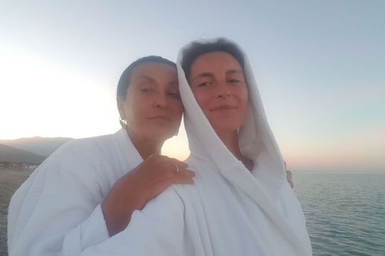 | Description: Adriana și Dominique Klein se află într-un război deschis cu autoritățile din Hunedoara. Sursa: facebook/Adriana Klein