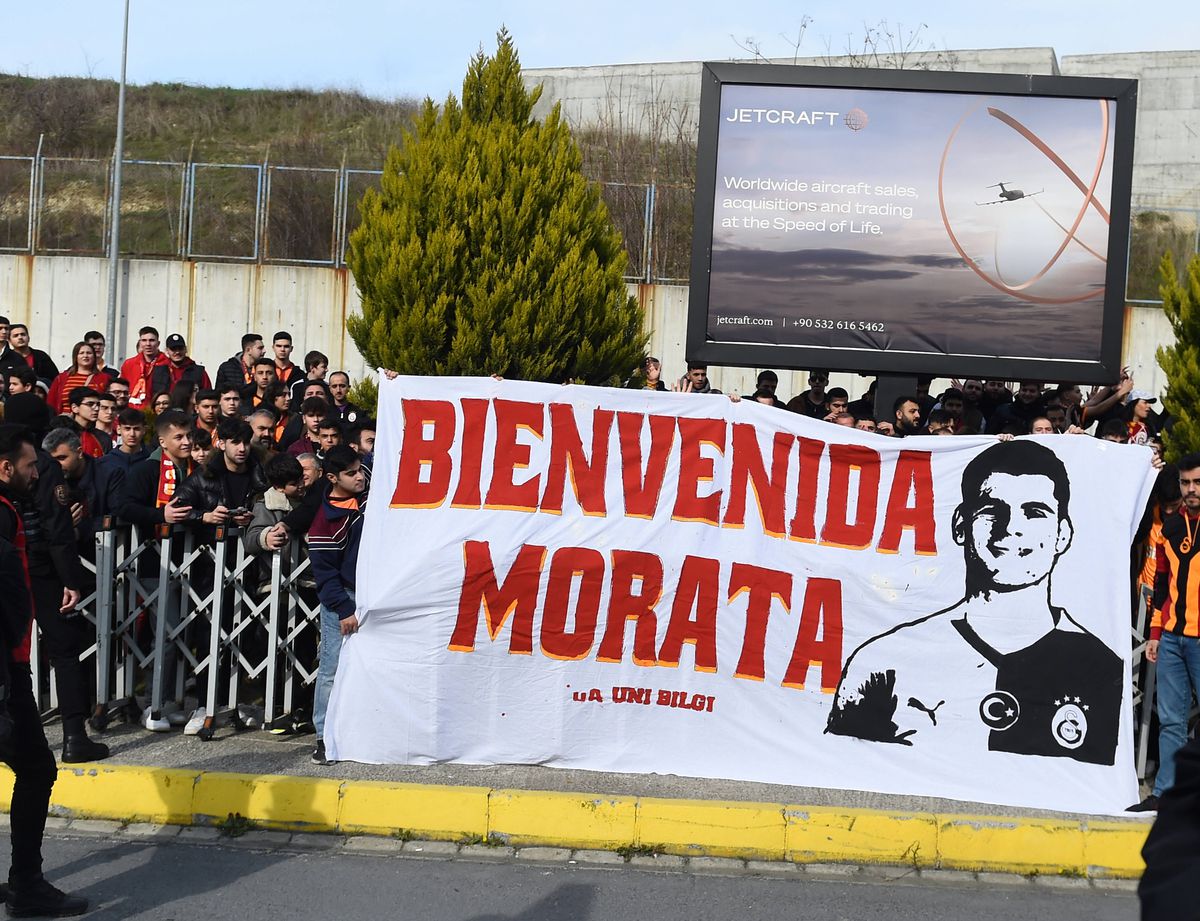 Mii de fani ai lui Galatasaray l-au așteptat pe Alvaro Morata la aeroport
