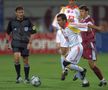 Meciul amical dintre câștigătoarea supercupei Europei, Galatasaray Istanbul și Rapid Bucuresti, încheiat la egalitate, 1-1. În imagine, arbitrul Constantin Zotta, Gică Hagi și Daniel Isăilă