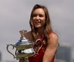 Elena Rybakina cu trofeul de la Australian Open Foto: Guliver/GettyImages