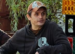„Mama a tras în 1990 un loz în plic și a câștigat o excursie la Campionatul Mondial din Italia” » Actorul Cătălin Babliuc, interviu sincer: „Am fost campion internațional la consum de alcool”